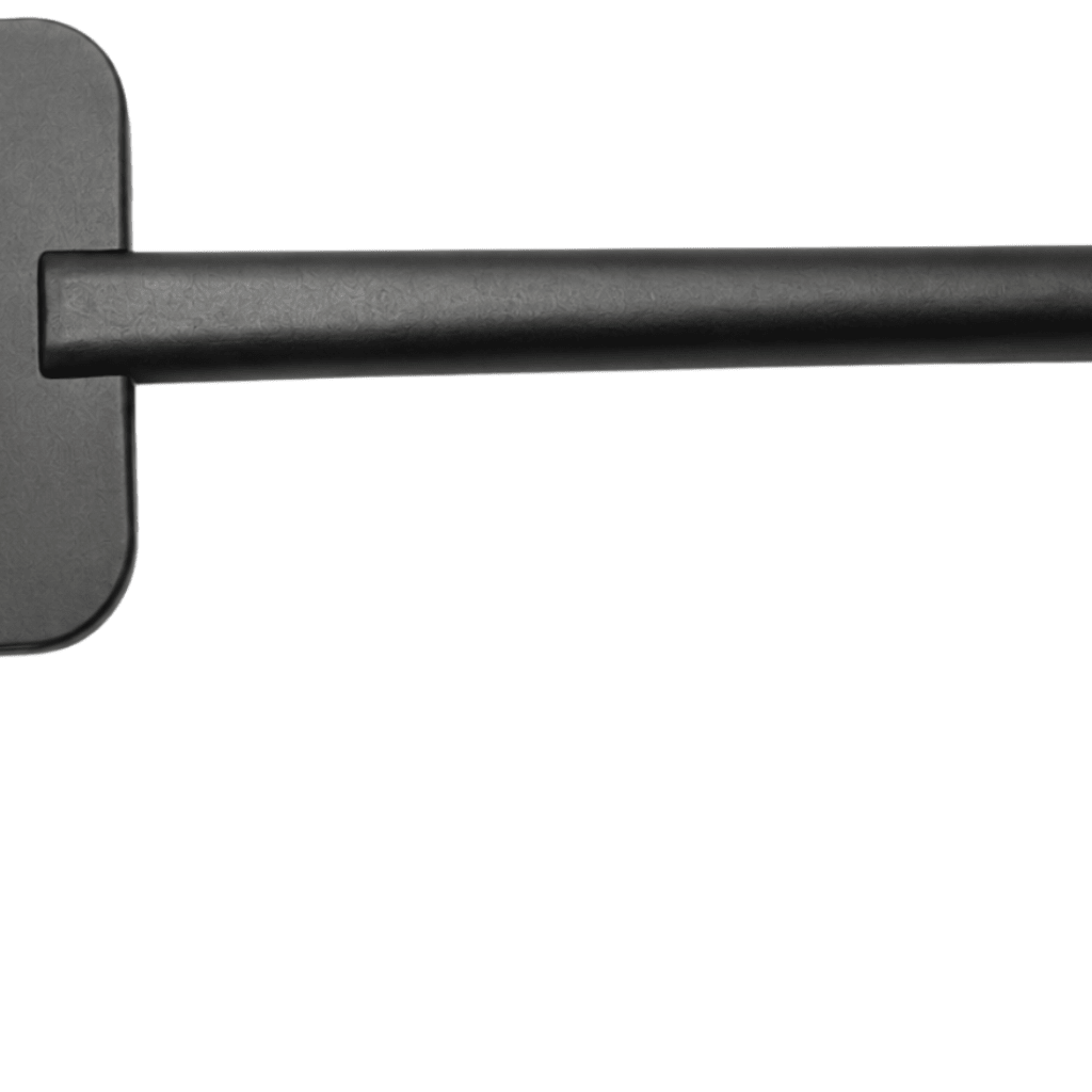 Nærbilde av det sorte skaftet og hodet på ostehøvelen mot hvit bakgrunn. - Lindas dekor 