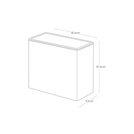 Sort kaffefilterboks brukt ved kaffemaskin i ryddig kaffehjørne