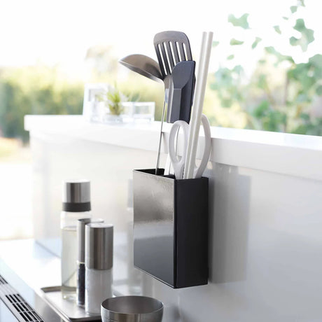 Kjøkkenorganisator med to rom som frigjør plass på benk og holder orden