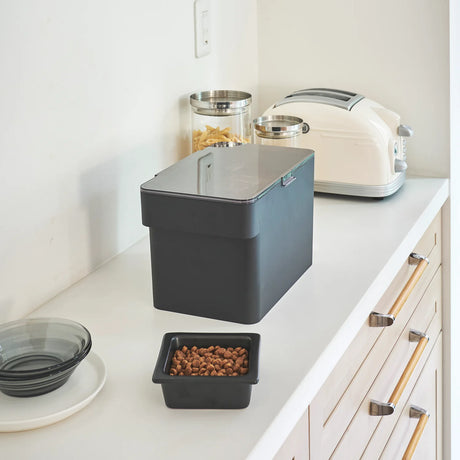 Lufttett beholder for tørrfôr til hund og katt i sort utførelse