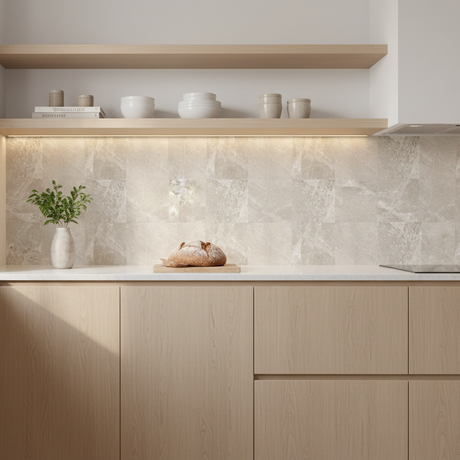 Kalk beige selvklebende fliser på kjøkkenvegg