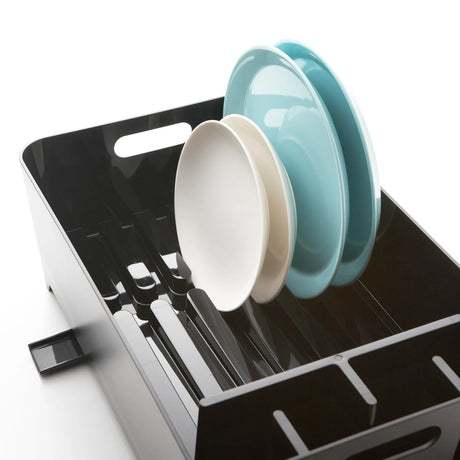 Dryppkurv til tallerkener, glass og bestikk ved kjøkkenbenk