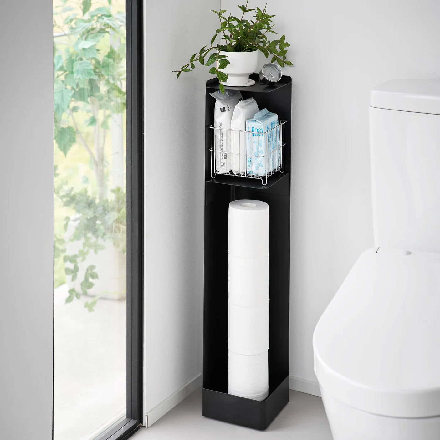 Smal oppbevaringsløsning til bad med justerbar magnetisk hylle