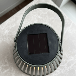 Dekorativ solcellelykt med LED lys og åpen metallform
