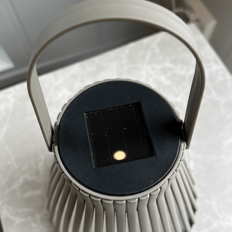 Dekorativ solcellelykt med LED lys og åpen metallform