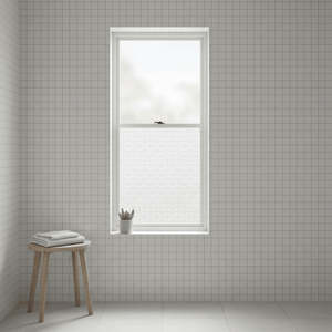 Static Premium Koya vindusfolie på smalt stående baderomvindu – frostet hvit folie med delikat bølgemønster, hvite fliser og plante på vinduskarmen