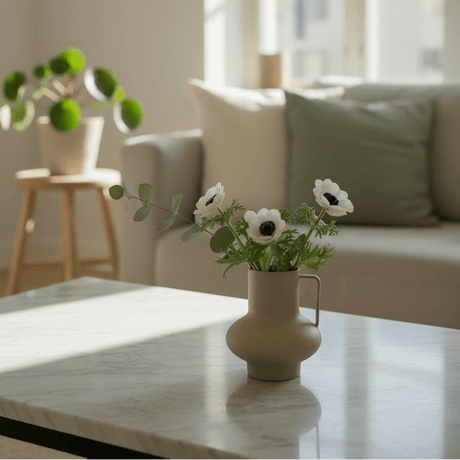 Matt sandfarget vase med håndtak brukt som borddekorasjon i moderne stue