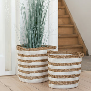 Detaljbilde av stripet oppbevaringskurv i naturlig gress med hvite bomullsstripe