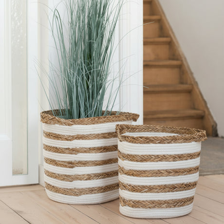 Detaljbilde av stripet oppbevaringskurv i naturlig gress med hvite bomullsstripe