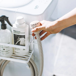 Hvit magnetisk vaskeromshylle for vaskemiddel, poser og kluter