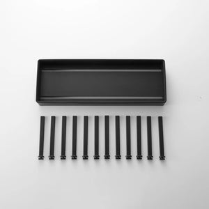 Svart organizer til skap for gryter og lokk i ulike størrelser