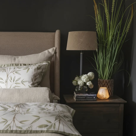 Luno sengesett i grønn sateng med dekorativ oxford ramme