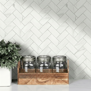 Stein fiskeben marmor selvklebende veggfliser montert på kjøkkenvegg i moderne interiør"

