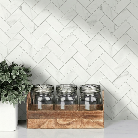 Stein fiskeben marmor selvklebende veggfliser montert på kjøkkenvegg i moderne interiør"

