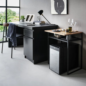 Kompakt sidebord med uttrekkbar hylle og åpen plass under