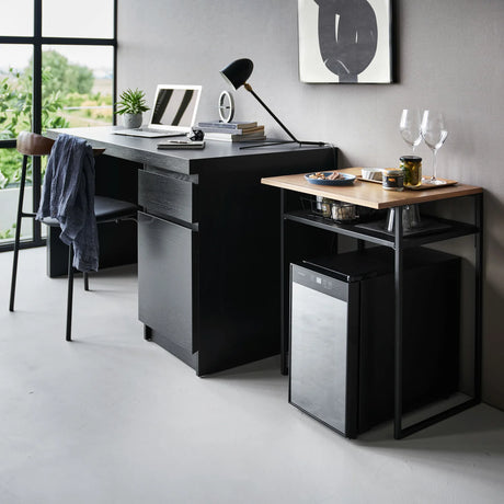 Kompakt sidebord med uttrekkbar hylle og åpen plass under