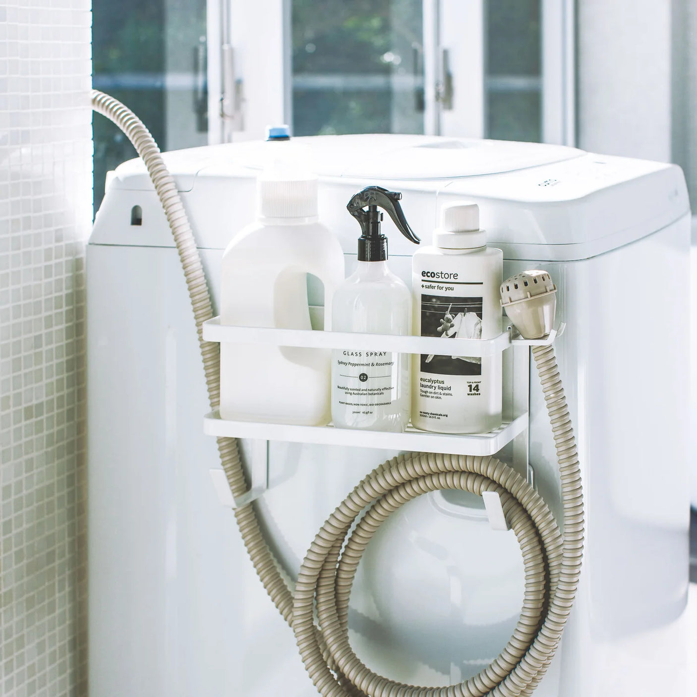 Hvit organizer til vaskerom med hylle og opphengskrok