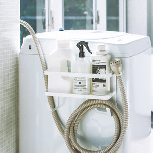 Hvit organizer til vaskerom med hylle og opphengskrok