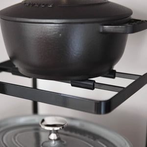 Svart kjøkkenstativ for gryter, lokk og små kjøkkenartikler