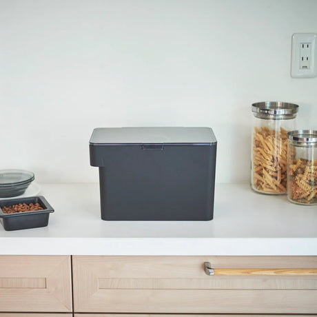 Beholderen plassert i skap, bod eller på vaskerom sammen med annet kjæledyrutstyr