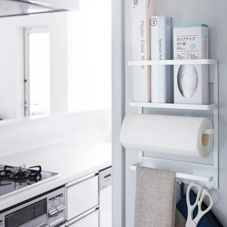 Hvit magnetisk organizer til kjøkkenredskaper og kjøkkenpapir