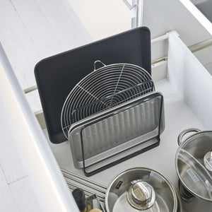 Svart organizer til kjøkkenbenk med rom for store brett