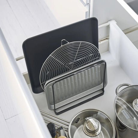 Svart organizer til kjøkkenbenk med rom for store brett