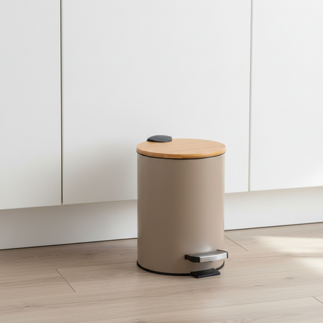 Søppelbøtte i metall med bambusdetalj til gjestetoalett