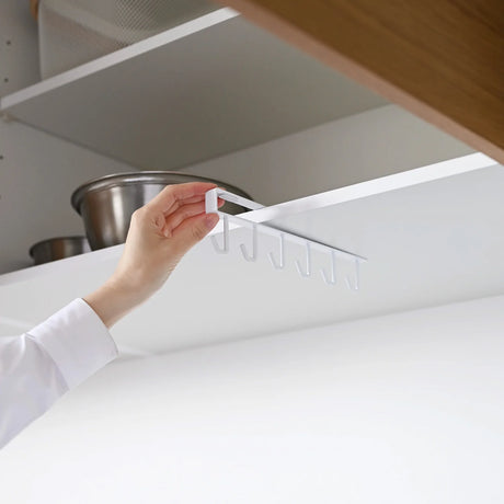 Hvite hyllekroker til kjøkken med seks kroker for montering under hylle