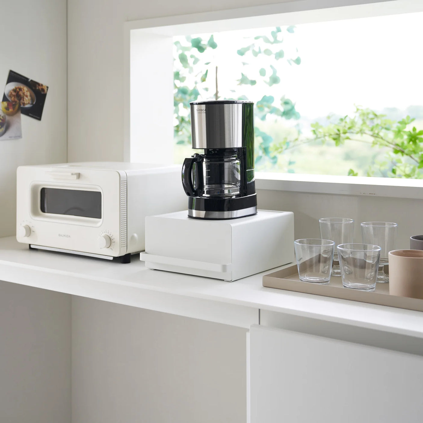 Hvit skuffløsning til kaffestasjon med plass til små kjøkkenartikler