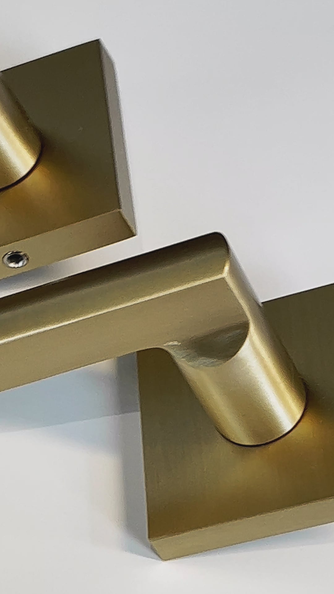 Komplett sett med håndtak, låsesylinder og nøkkelskilt i gullfinish.