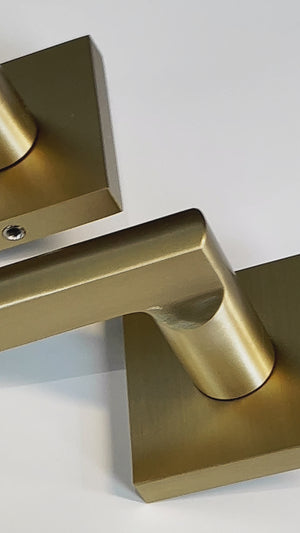 Komplett sett med håndtak, låsesylinder og nøkkelskilt i gullfinish.
