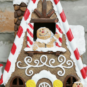 Glitrende pepperkakehus julepynt - detaljert design med nostalgisk utseende