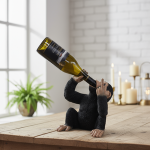 Frekk apekatt vinholder fra Lindas Dekor med vinflaske på bord i stue