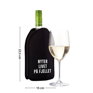 Sort vinkjøler med teksten "Nyter livet på fjellet", med grønn vinflaske og vinglass med hvitvin.