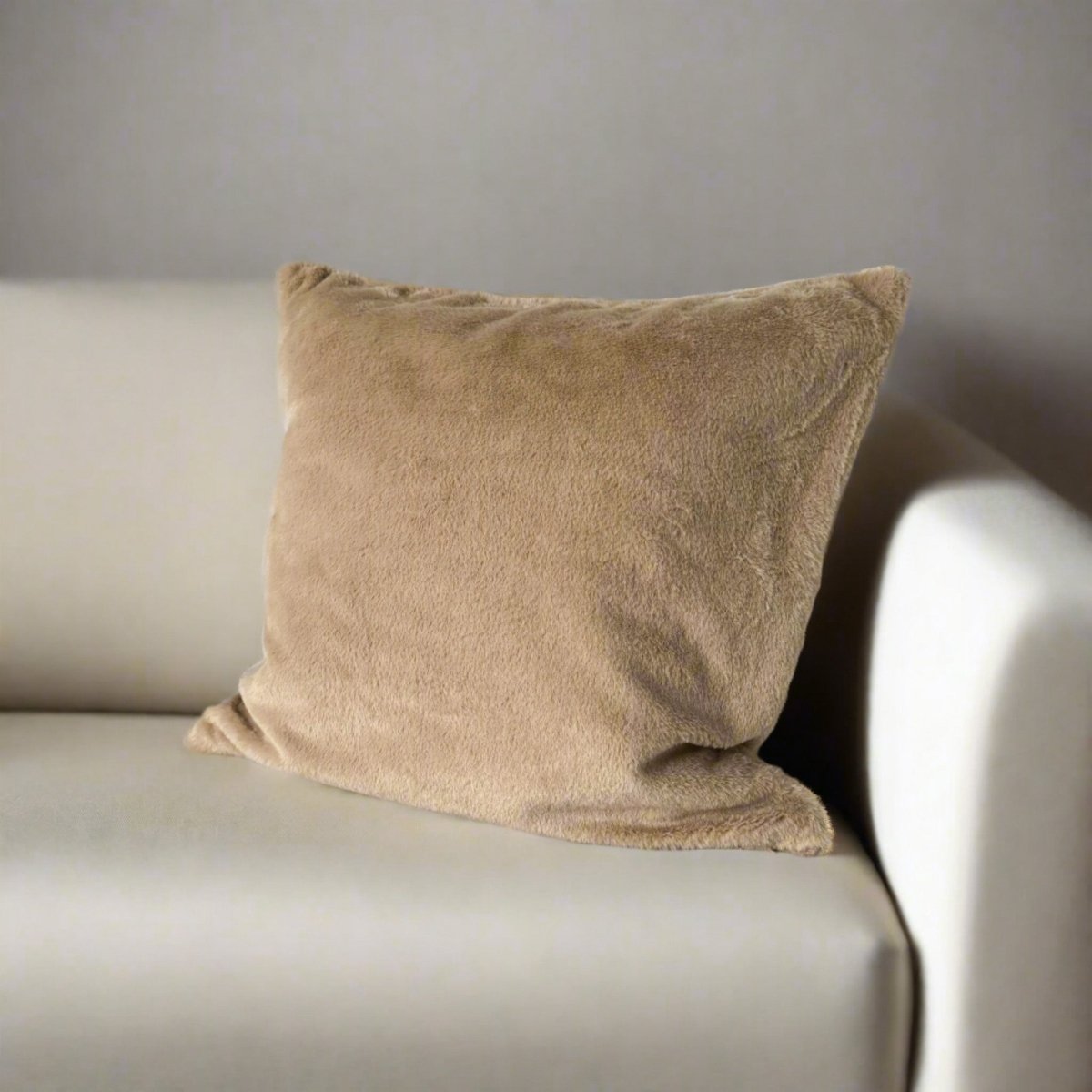 Mykt beige putetrekk med pelsstruktur på sofa