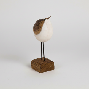 Dekorativ fugl i tre på sokkel – håndlaget brun og hvit pyntefigur med naturtro design til bord, hylle eller vinduskarm