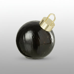 Julekule i svart glass med LED-lys på hvit bakgrunn.