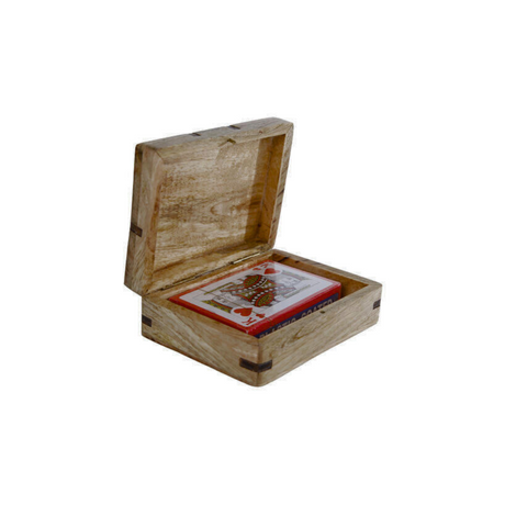 Åpen treboks som viser en kortstokk inni, laget av lyst tre med mørke detaljer.
