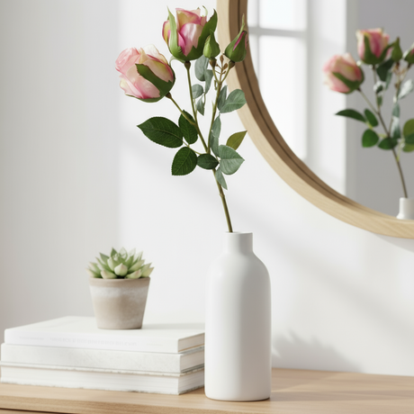 Kunstig rosa rose fra Mr. Plant i hvit vase på bord