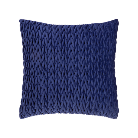 Dekorativ pyntepute i dypblå velur gir lunhet og dybde til interiøret.