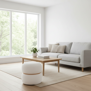 Beige puff med oppbevaring plassert ved sofa i lyst interiør