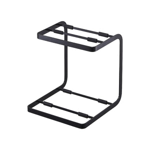 Svart stativ til kjøkkenskap med plass til gryter, lokk og redskaper