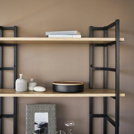 Dekorativ rund boks i sort med trelokk brukt til organisering i hjemmet