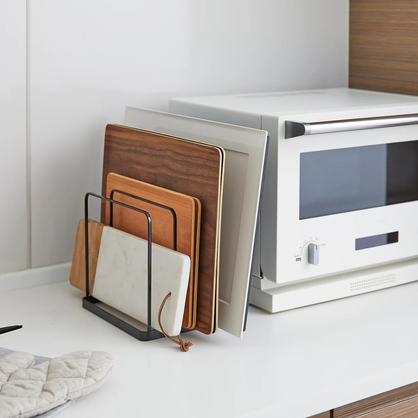 Svart stativ for brett og skjærebrett med 3 rom til kjøkken