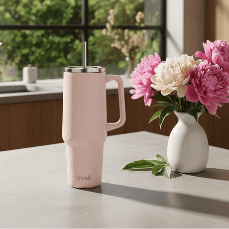 S’well termokrus i rosa med handtag, lock och suger på vit bakgrund