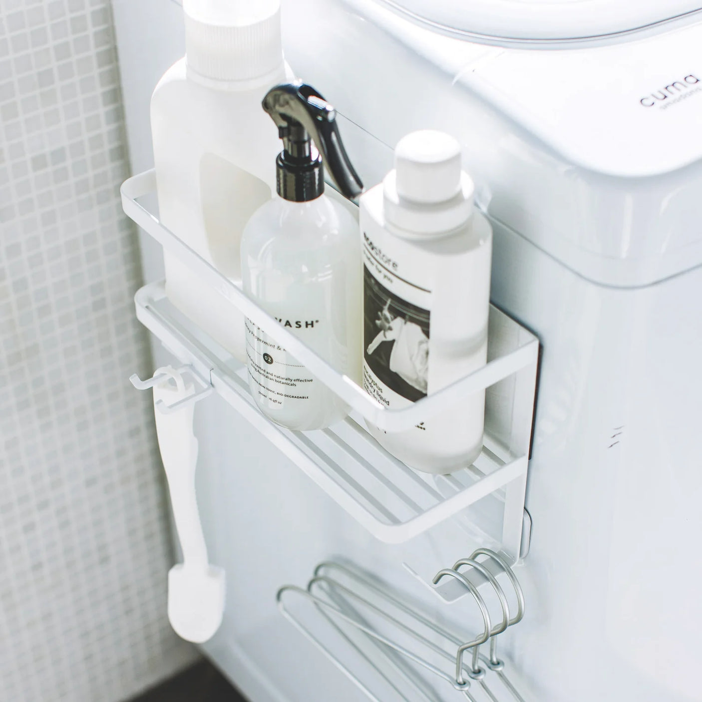 Oppbevaringshylle til vaskerom med magnet og krok i hvitt stål