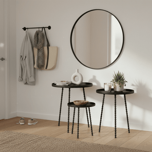 Sort Salvo sidebord plassert i gang med speil, veggknagger og dekorative detaljer