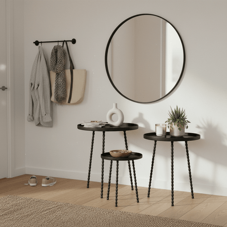 Sort Salvo sidebord plassert i gang med speil, veggknagger og dekorative detaljer