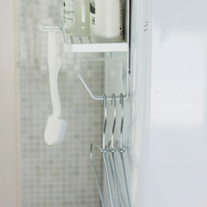 Praktisk oppbevaring til vaskemaskin i hvit metall med magnet